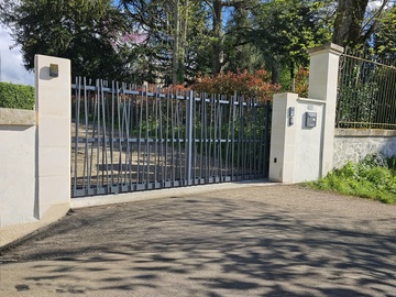 Installation d’un portail coulissant motorisé à Camblanes – Confort, sécurité et modernité Installation d’un portail coulissant motorisé à Camblanes – Confort, sécurité et modernité
