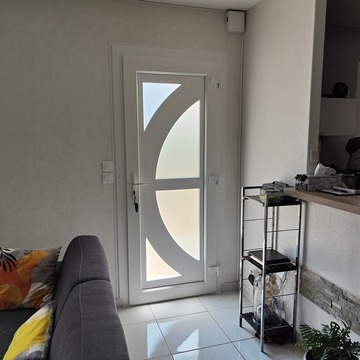 Porte d'entrée originale en PVC blanc à Cambes Porte d'entrée originale en PVC blanc à Cambes