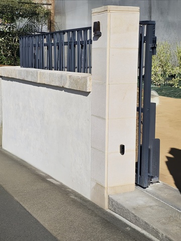 Installation d’un portail coulissant motorisé à Camblanes – Confort, sécurité et modernité