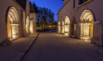 Entrée avec bâtisse en pierre